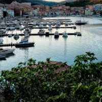 Porto Ercole è un tipico villaggio di pescatori, di dominazione spagnola; da qui inizia la spiaggia incontaminata di Feniglia e la strada panoramica che percorre il periplo del Monte Argentario. Nei pressi, il porto di Cala Galera e Porto Santo Stefano.